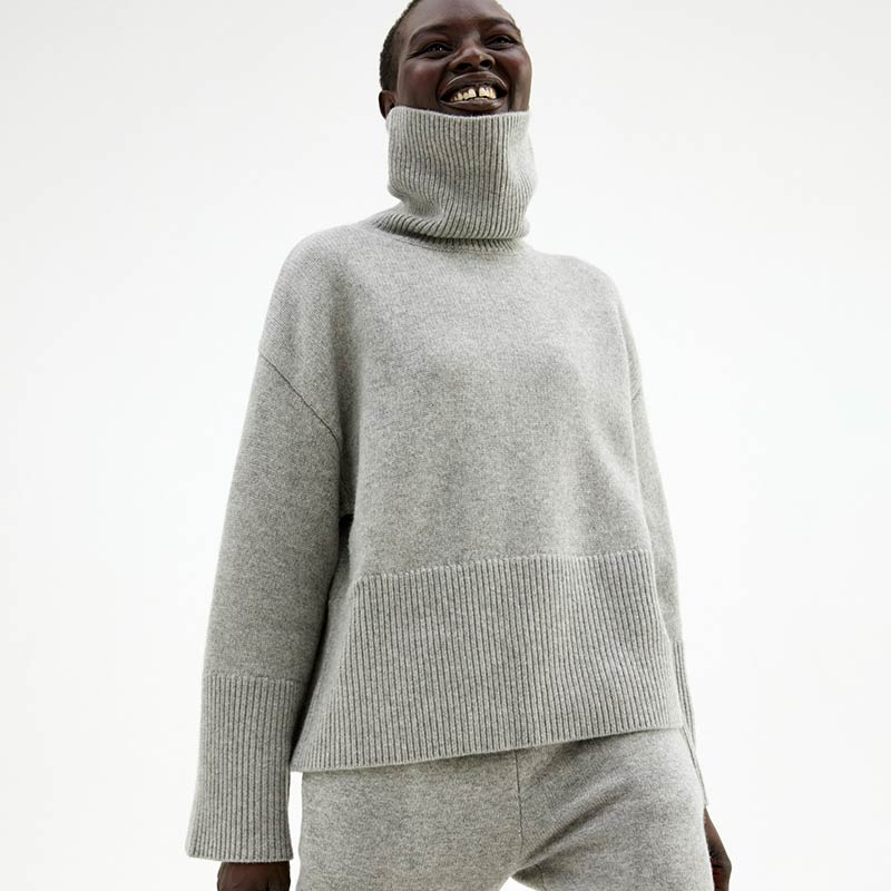 Modell i grå oversized polo tröja i merinoull